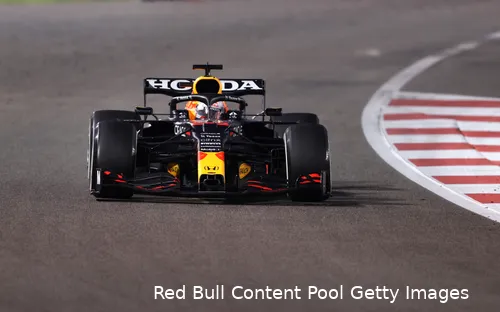 Verstappen schakelde over naar de harde band bij zijn eerste pitstop. (Foto: Red Bull Content Pool/Getty Images)