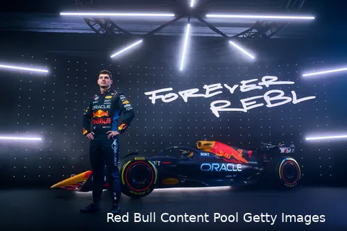Bij deze studiofoto van Max Verstappen is niet de RB20 gebruikt op de achtergrond. Deze foto's zijn gebruikt voor de presentatie van de nieuwe racepakken.