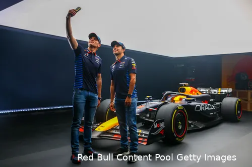 Selfie van Max Verstappen en Sergio Pérez met de RB20, opvolger van de befaamde, veel nagebootste, RB19.
