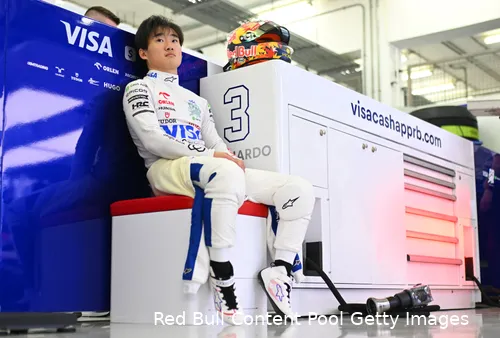 <i>Yuki Tsunoda laat zich verbaal nog wel eens gaan, maar heeft wel een zware rechtervoet.</i>