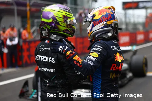 Verstappen en Hamilton vochten in 2021 regelmatig wiel aan wiel.