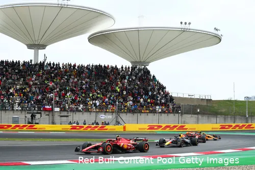 Fraai moment tijdens de Sprint, gevecht tussen Carlos Sainz en Sergio Pérez, met een deel van de tribune op de achtergrond tijdens het raceweekend in China, 2024.