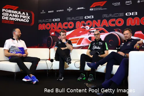 <i>Peter Bayer, Bruno Famin, Alessandro Alunni Bravi, en Christian Horner staan de pers te woord.</i>