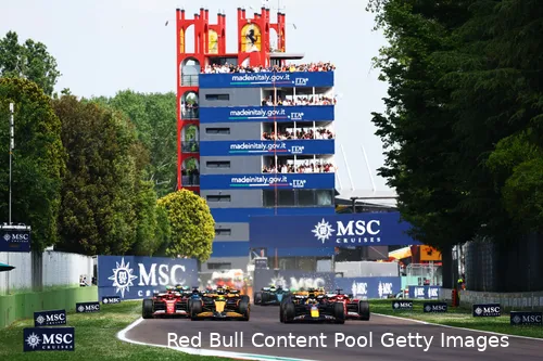 <i>Verstappen slaat de aanval van Norris bij de start af.</i>