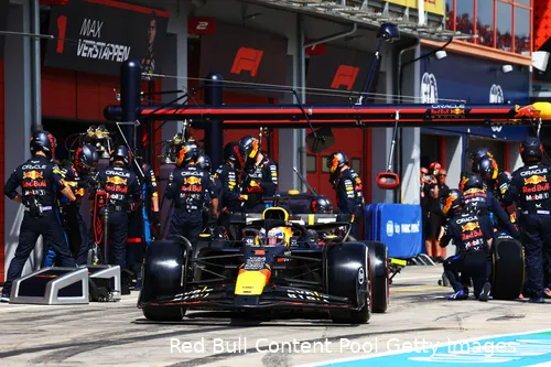 <i>Verstappen wordt op pad gestuurd met gloednieuwe harde banden.</i>
