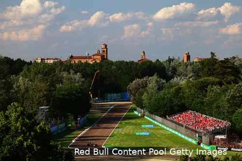 Het Autodromo Enzo e Dino Ferrari met Imola op de achtergrond, en beide Red Bull-coureurs, GP van Emila-Romagna 2024.