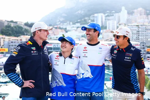 <i>Yuki Tsunoda is een kop kleiner dan Max Verstappen.</i>