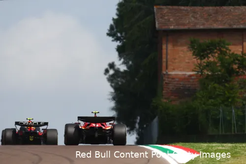 <i>Sainz jaagt op Pérez, en op zijn stoeltje.</i>