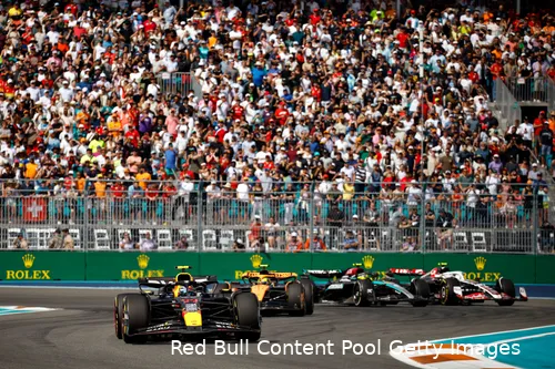 <i>Lando Norris zat lang vast achter Sergio Pérez.</i>