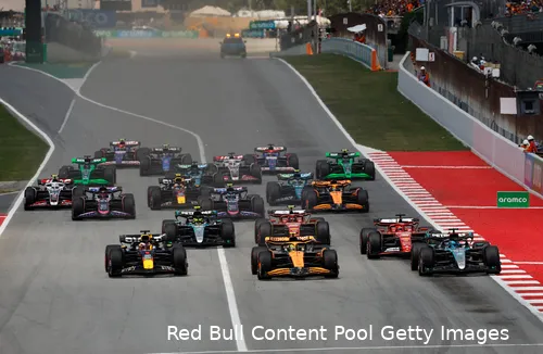 Norris en Verstappen nek aan nek in Spanje bij de start.