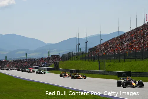De Red Bull Ring en de Formule 1 tussen de heuvels rond Spielberg, Oostenrijk.