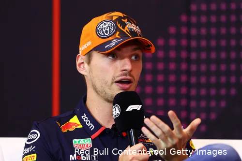 Alle coureurs stonden achter Verstappen nadat hij een taakstraf kreeg.