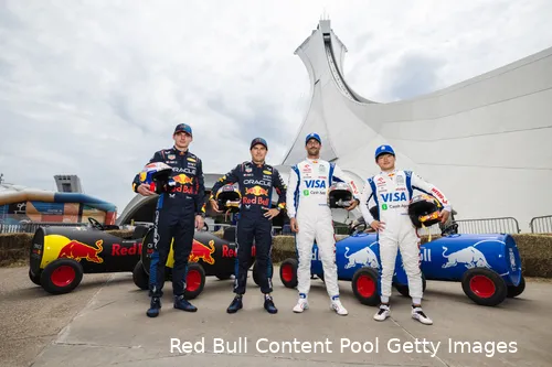 <i>De Red Bull-coureurs moeten soms de raarste capriolen uithalen.&nbsp;</i>