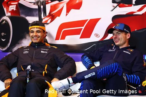 <i>Verstappen en Norris zitten vaak zij aan zij in de persconferentie.</i>