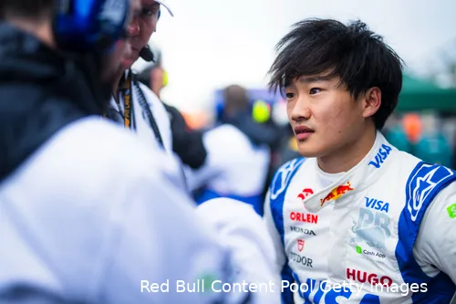 <i>Yuki Tsunoda rijdt in 2025 voor het vijfde seizoen op rij bij het tweede Red Bull-team.</i>