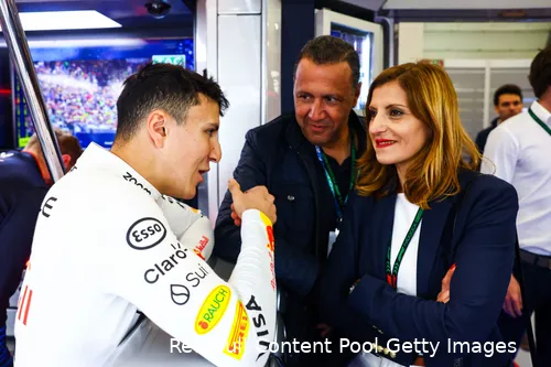 <i>Hadjar spreekt met zijn ouders in Silverstone.</i>