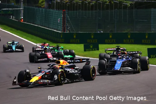 <i>Verstappen boekt plekken winst bij de start.</i>