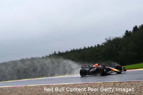 <i>Verstappen vloog over de natte baan.</i>