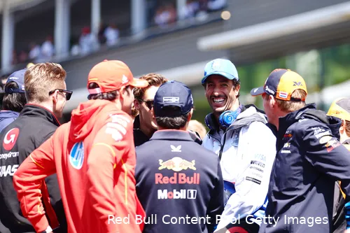 max verstappen charles leclerc nico hulkenberg danielricciardo praten gezellig paddock
