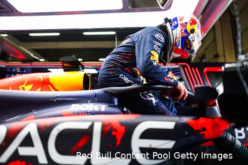 <i>Max Verstappen stapt in zijn RB20.</i>