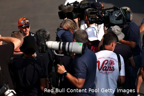 Verstappen staat de pers te woord na een persconferentie waar hij weigerde vragen te beantwoorden.