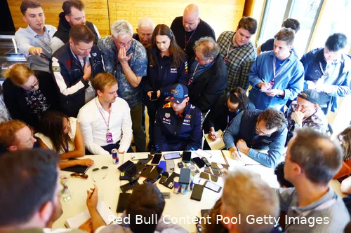 Het was een drukke mediadag voor Verstappen.