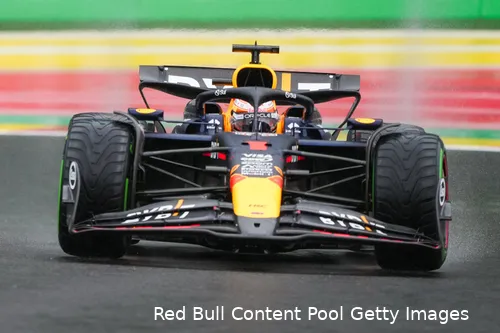 <i>Verstappen heeft voor een opvallend grote achtervleugel gekozen.</i>