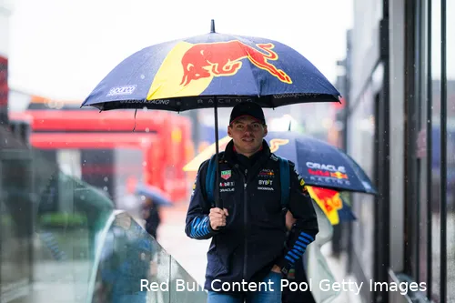max verstappen regen silverstone vt3 paraplu