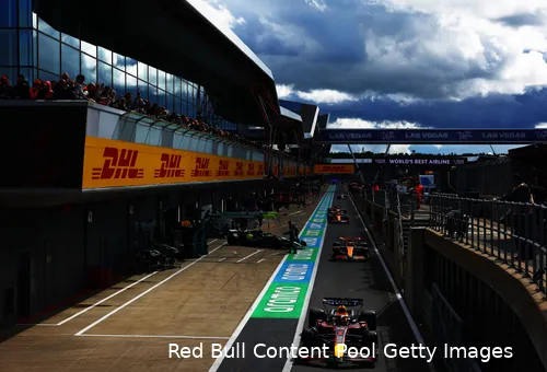 Pitstraat en dreigend weer, Verstappen op de voorgrond. Kwalificatie Grand Prix van Groot-Brittannië, silverstone 2024.