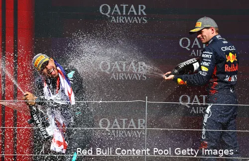 De internationale kranten steken massaal de loftrompet voor Hamilton.