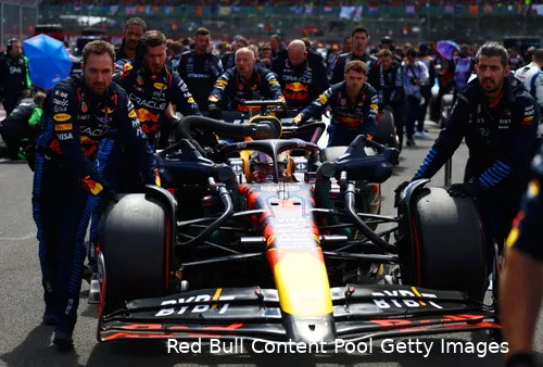 Verstappen begon met slicks aan de race op Silverstone, maar kon al snel overschakelen naar de intermediates vanwege regen.