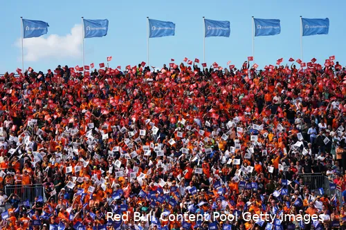 Voor een zee van Verstappen-fans pakte Norris de overwinning. (Foto:&nbsp;Red Bull Content Pool Getty Images)