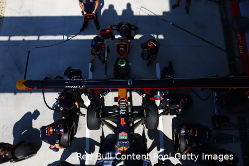 <i>Verstappen krijgt nieuwe banden van Red Bull.</i>