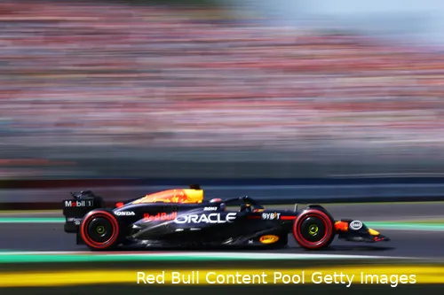 <i>Verstappen is steeds minder blij met de RB20.</i>