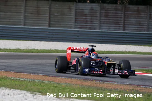 <i>Verstappen maakt na zijn aankondiging als F1-coureur kennis met een F1-auto op het circuit van Adria.</i>