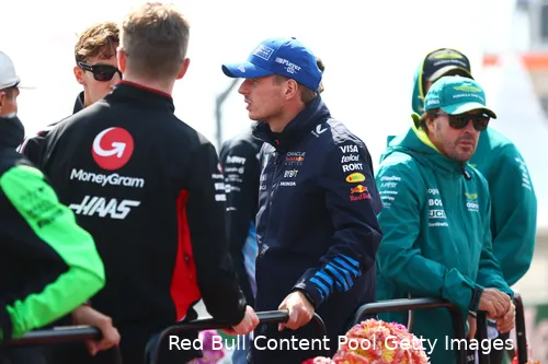 <i>Verstappen naast twee Le Mans-winnaars: Nico Hülkenberg en Fernando Alonso.</i>