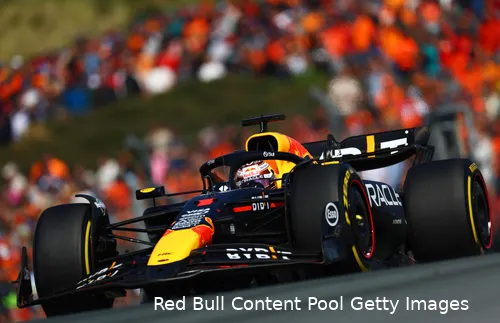 <i>Verstappen raast door de Noord-Hollandse duinen.</i>