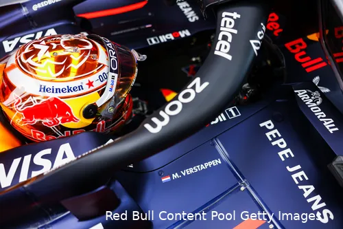 Via de onboardcamera's van alle auto's zijn alle boordradio's, ongecensureerd, te horen.