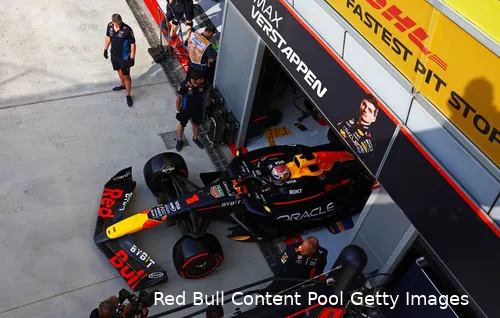 Max Verstappen, nog half verborgen in zijn garage, Circuit van Monza, kwalificatie Grand Prix van Italië 2024.