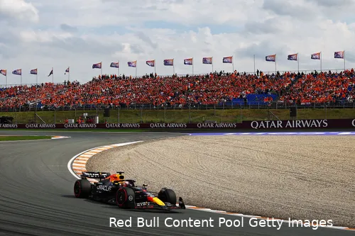 Max Verstappen, kwalificatie Grand Prix van Nederland, Circuit van Zandvoort 2024, met de oranje-gevulde tribunes op de achtergrond