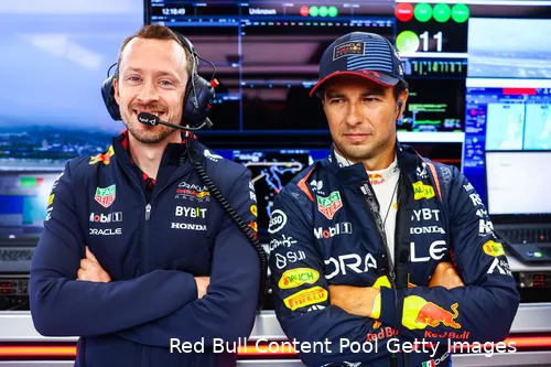 <i>Sergio Pérez met Richard Wood.</i>