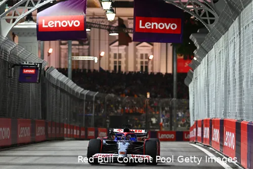 Ricciardo pakte de snelste raceronde in Singapore en hielp Verstappen.