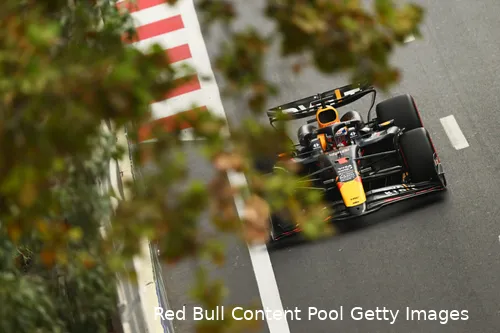 <i>Verstappen is nog zoekende in Bakoe.</i>