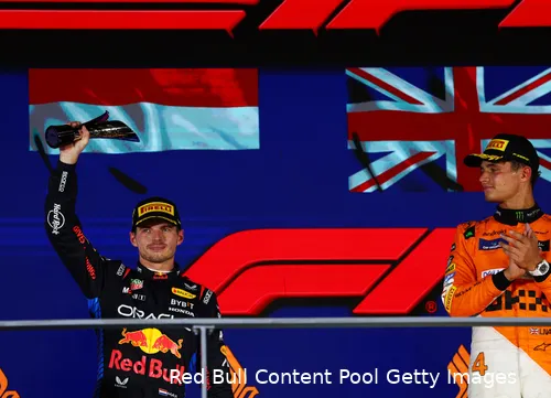 Max Verstappen en Lando Norris samen op het podium in Singapore.