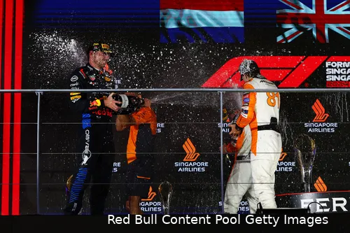 Verstappen en Norris samen op het podium.