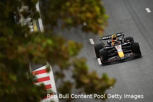 <i>Sergio Pérez voelt zich doorgaans als een vis in het water op de straten van Bakoe.</i>