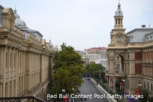 Sergio Pérez tijdens de kwalificatie, Grand Prix van Azerbeidzjan 2024, midden in het oude deel van Bakoe.