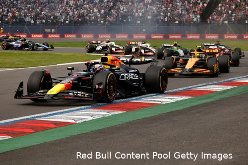 Verstappen met Norris vlak achter hem.