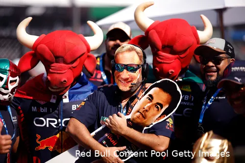 <i>Sergio Pérez heeft veel commerciële waarde voor Red Bull. De Grand Prix van Mexico is jaarlijks dan ook zeer druk. (Foto: Red Bull Content Pool/Getty Images)</i>