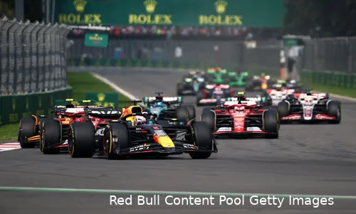 <i>Verstappen houdt tijdens de race de schermen in de gaten.</i>